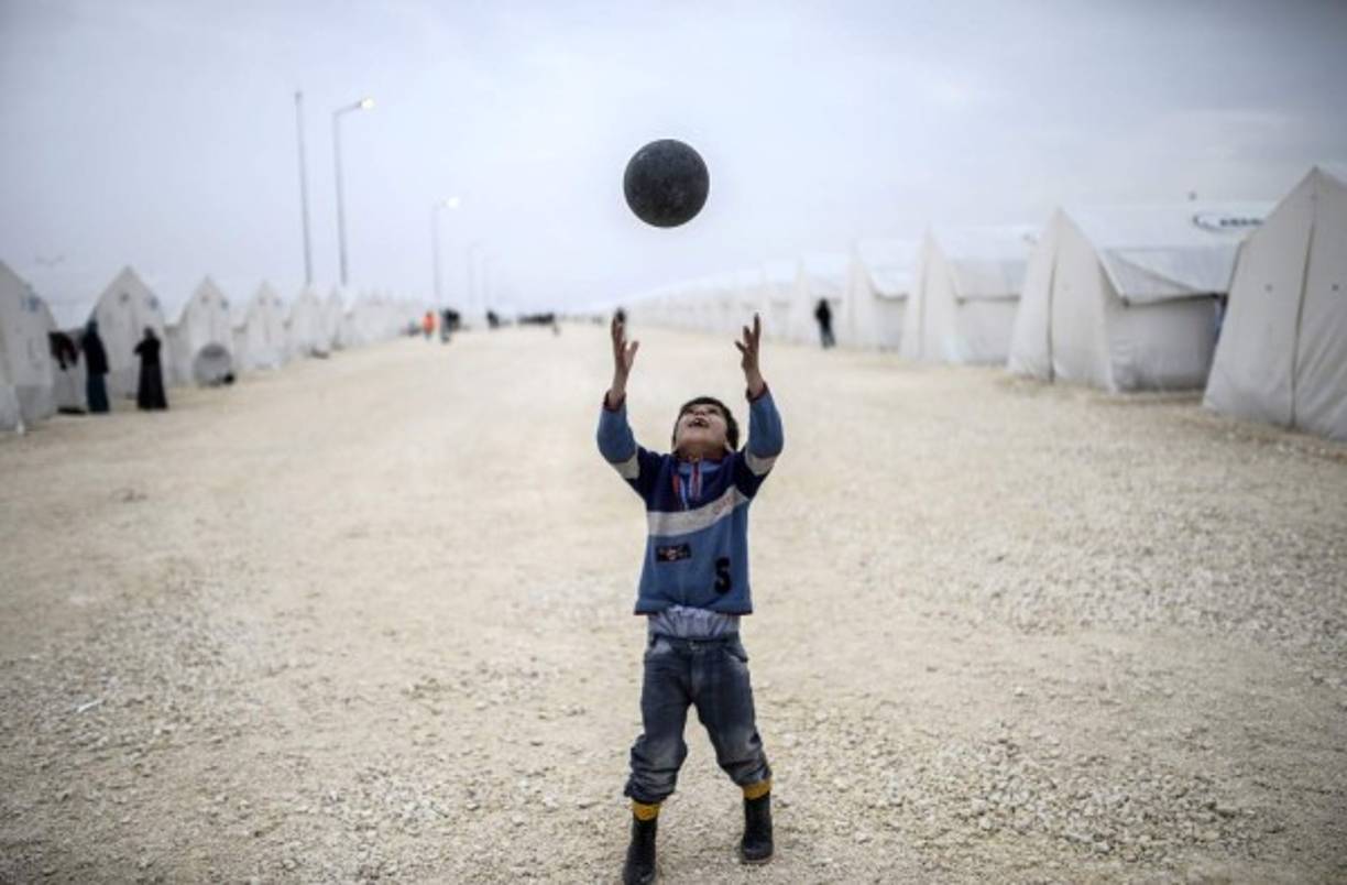 Un niño kurdo juega a pelota en un campo de refugiados de la ONU cerca de la frontera con Siria.