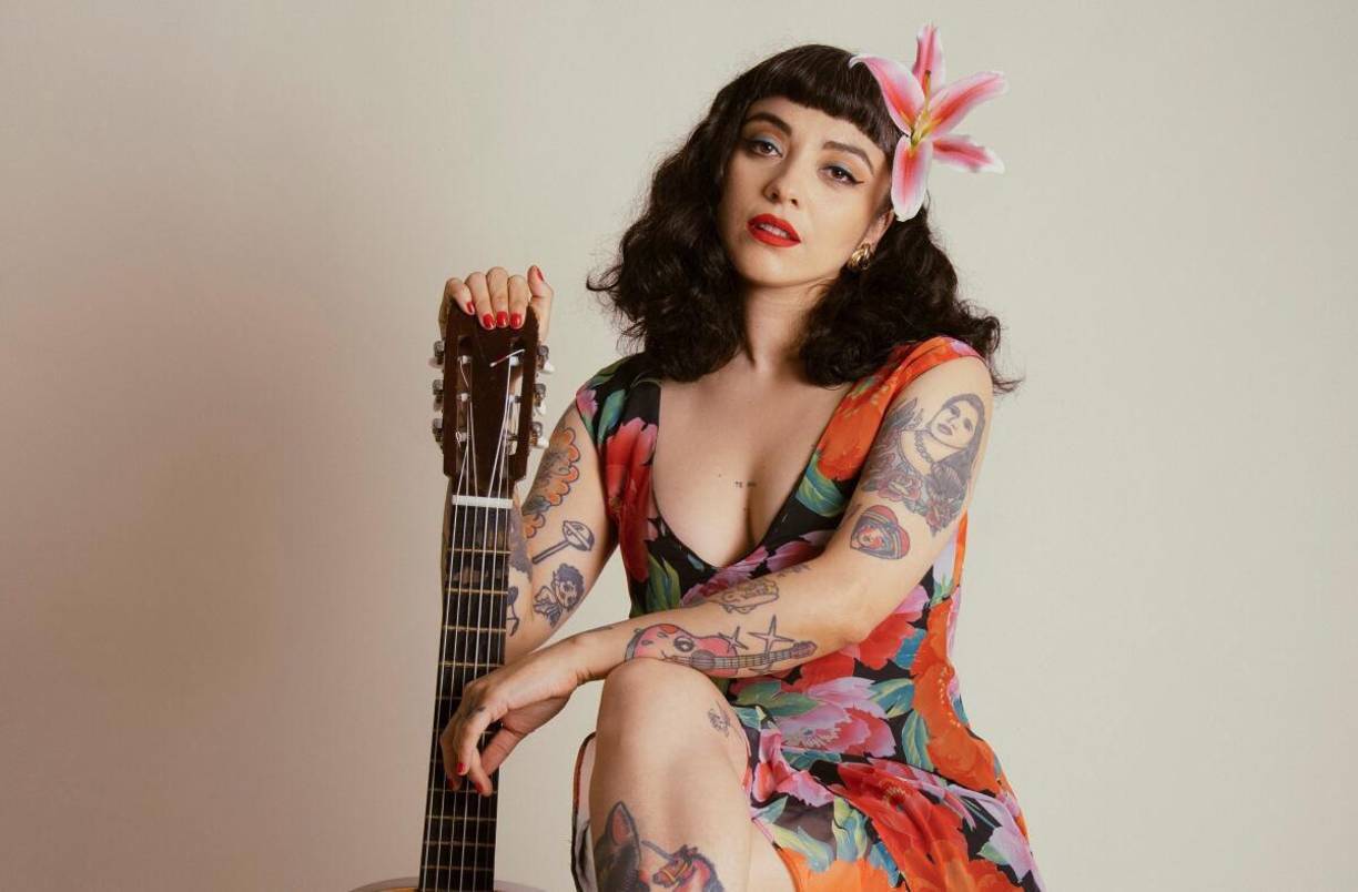 Según Laferte, “En un mundo saturado de imágenes, atuendos, vestimentas y también de exigencias sociales y de éxito, volver a la desnudez de forma igualitaria y sin diferencias, propone una reconciliación con el ser esencial que somos y que podemos ser en comunidad”.