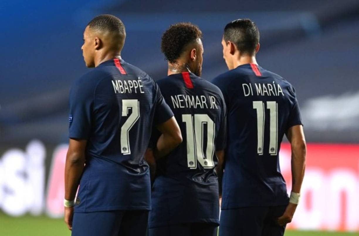 Mbappé, Neymar y Di María defendiendo un tiro libre durante el partido.