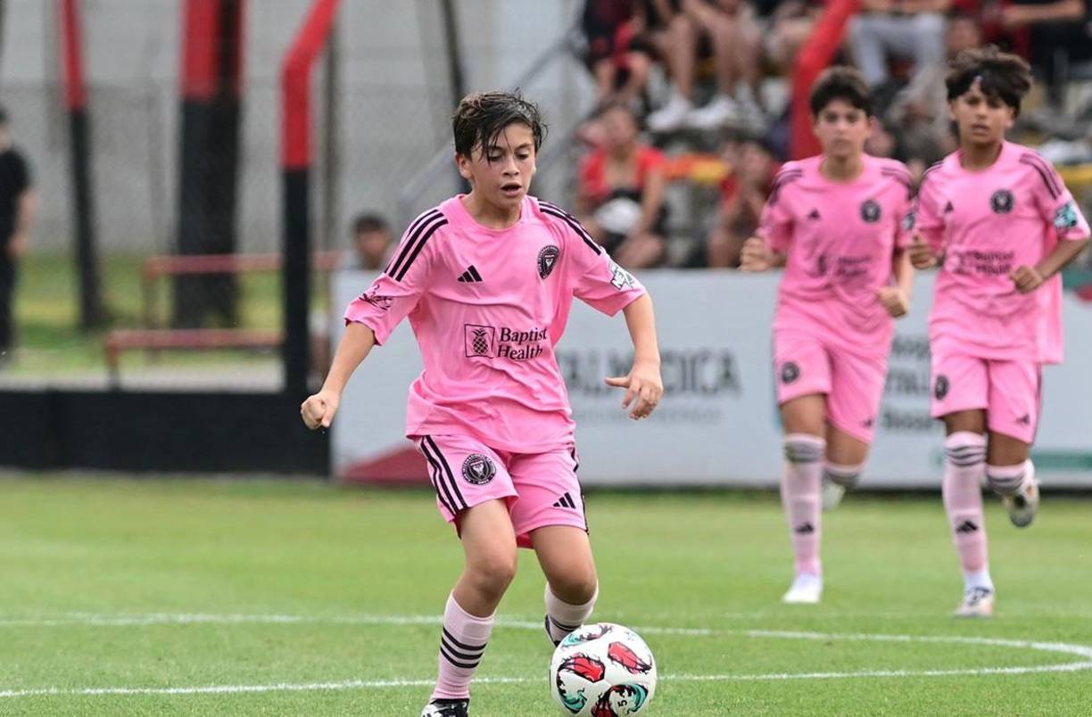 En la ocasión, el niño de 12 años estuvo acompañado desde la tribuna del complejo por su mamá, Antonela Roccuzzo, y buena parte de su familia, incluidos sus abuelos Jorge Messi y Celia Cuccittini.