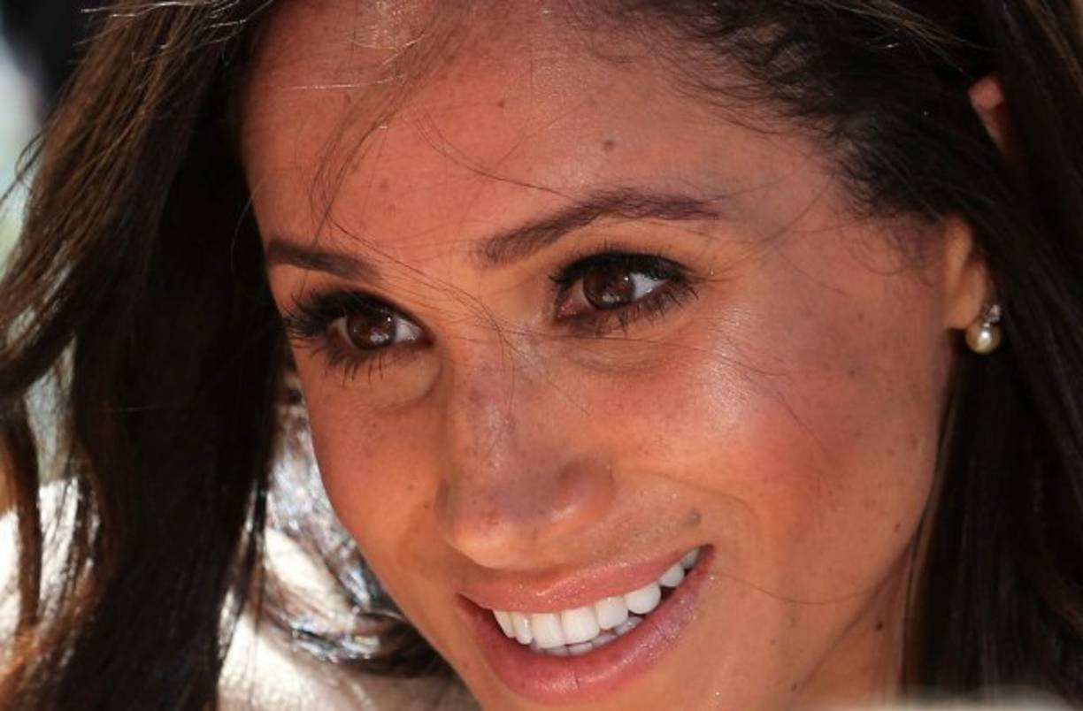 Otra señal de la creciente amistad de Meghan con la Reina, fue verla lucir un par de delicados pendientes de perlas que la monarca le había regalado.<br/>