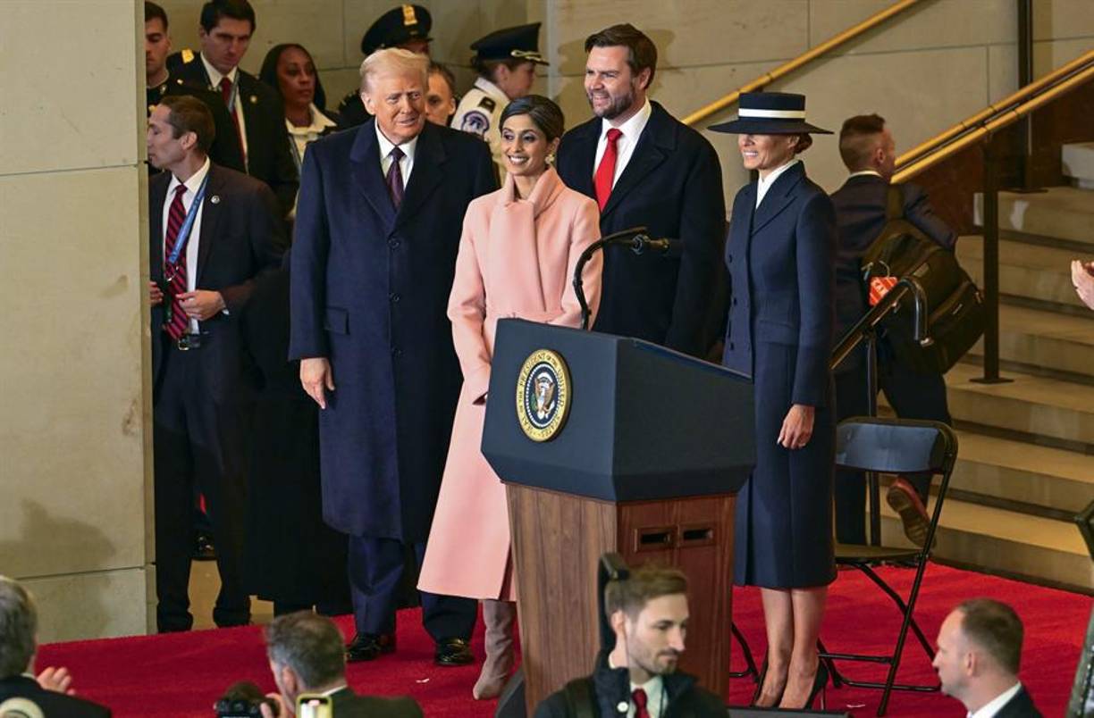 Melania lucía radiante con su abrigo azul marino que combinó con tacones de aguja.