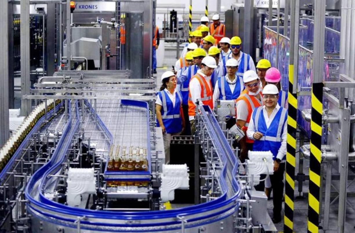 Duplicarán producción con nueva planta en Cervecería<br/><br/>Cervecería Hondureña inauguró esta semana una ampliada y moderna planta de producción y una nave de almacenamiento de cervezas valoradas en más de 620 millones de lempiras ($26 millones). <br/><br/>Autoridades gubernamentales, empresarios, ejecutivos, proveedores y colaboradores de la empresa conocieron de cerca el proyecto, que desde ya está produciendo más hectolitros de cerveza, que garantizan y generarán cientos de puestos de trabajo.<br/>