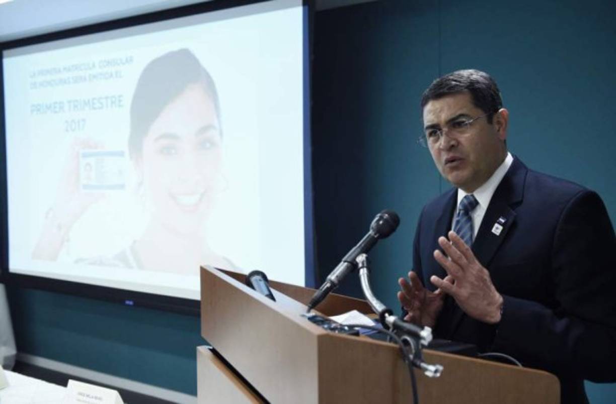 El presidente de Honduras, Juan Orlando Hernández, aplaudió hoy que el Gobierno de EUA haya ampliado el programa de asilo para niños centroamericanos, pero aseguró que se debe 'atacar el problema de la raíz'. Hernández, quien recibió hoy las llaves de la ciudad de Doral, aledaña a Miami EUA, expresó la importancia de poner en marcha el Plan Alianza para la Prosperidad del Triángulo Norte de Centroamérica para solventar la crisis migratoria de menores. El mandatario manifestó la necesidad de dicho programa de cooperación con EUA para 'repotenciar el aparato económico de Centroamérica y afianzar las entidades de justicia' en la región.