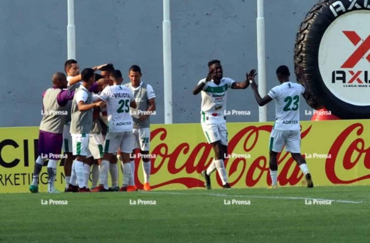 La celebración de los jugadores del Platense tras el gol contra el Real España.