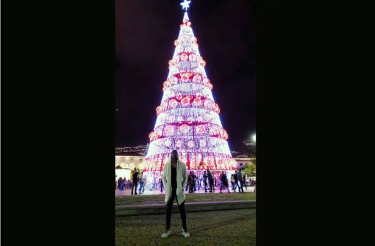 El delantero hondureño Bryan Róchez se la pasa a lo grande en Madiera, Portugal, en esta Navidad.