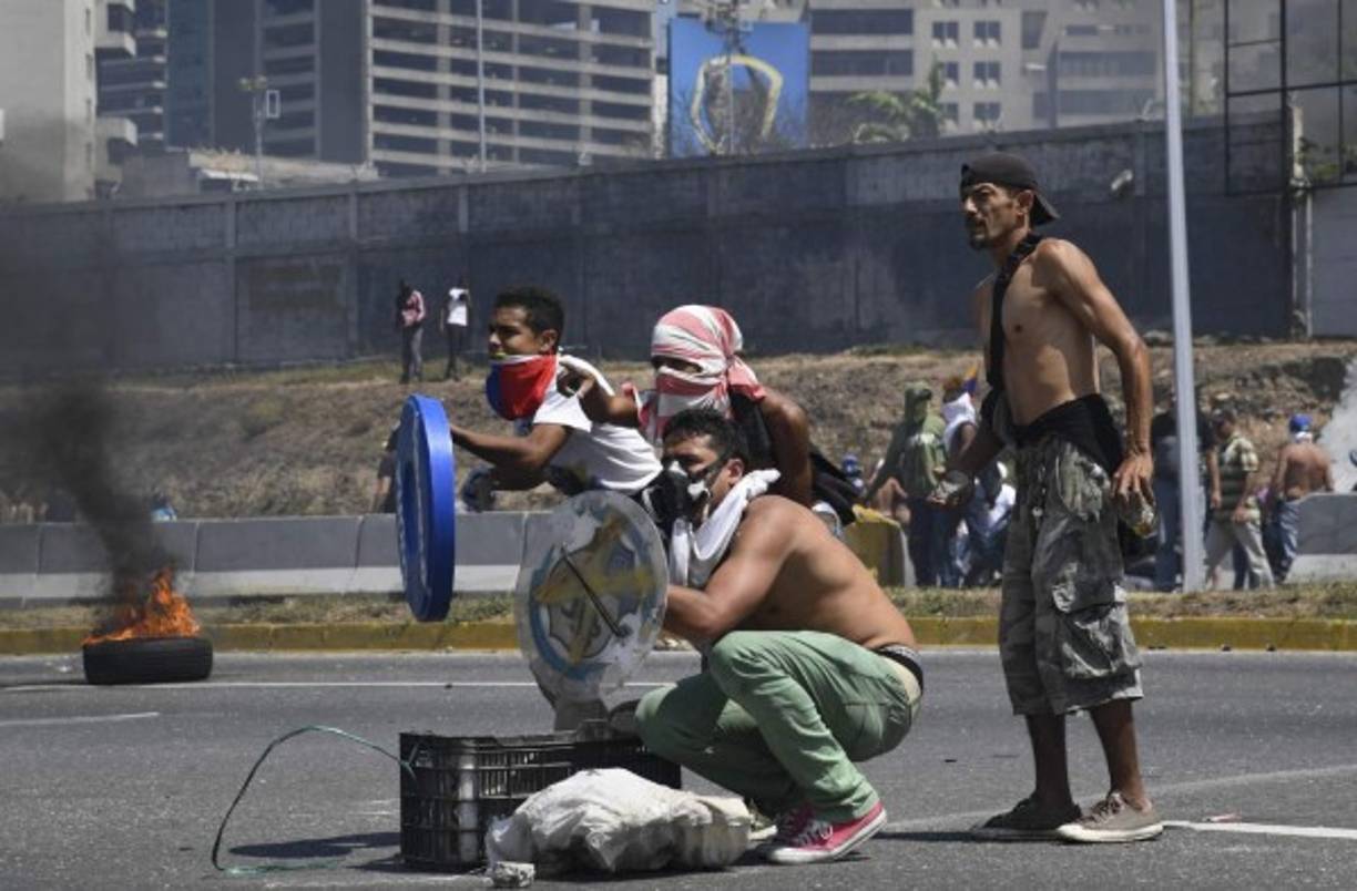 Los opositores se manifestaron en los alrededores de la base aérea La Carlota, en Caracas, desde donde Guaidó anunció en la madrugada que un grupo de militares había adherido a su causa por el 'cese definitivo de la usurpación', lo que el gobierno denunció como un 'intento de golpe de Estado'