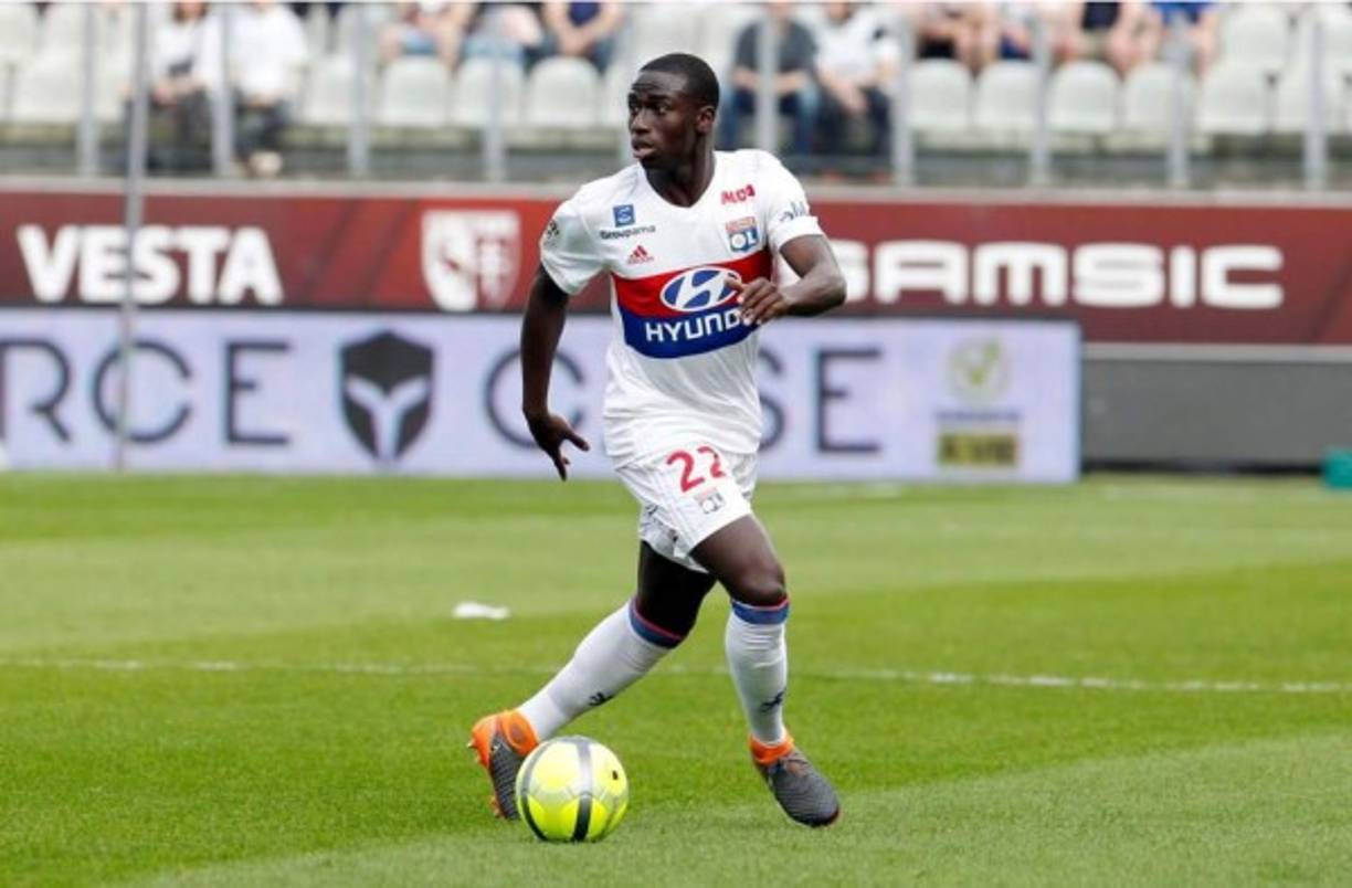 Ferland Mendy - Francés, lateral izquierdo, 23 años, Lyon. Eric Abidal se ha fijado en él como posible lateral suplente para Jordi Alba. El conocimiento del nuevo secretario técnico del Barcelona sobre el mercado francés podría ayudar a adelantar el fichaje de un jugador en progresión según los expertos. Si fichaje sería asequible. Su valor de mercado es de 12 millones de euros.