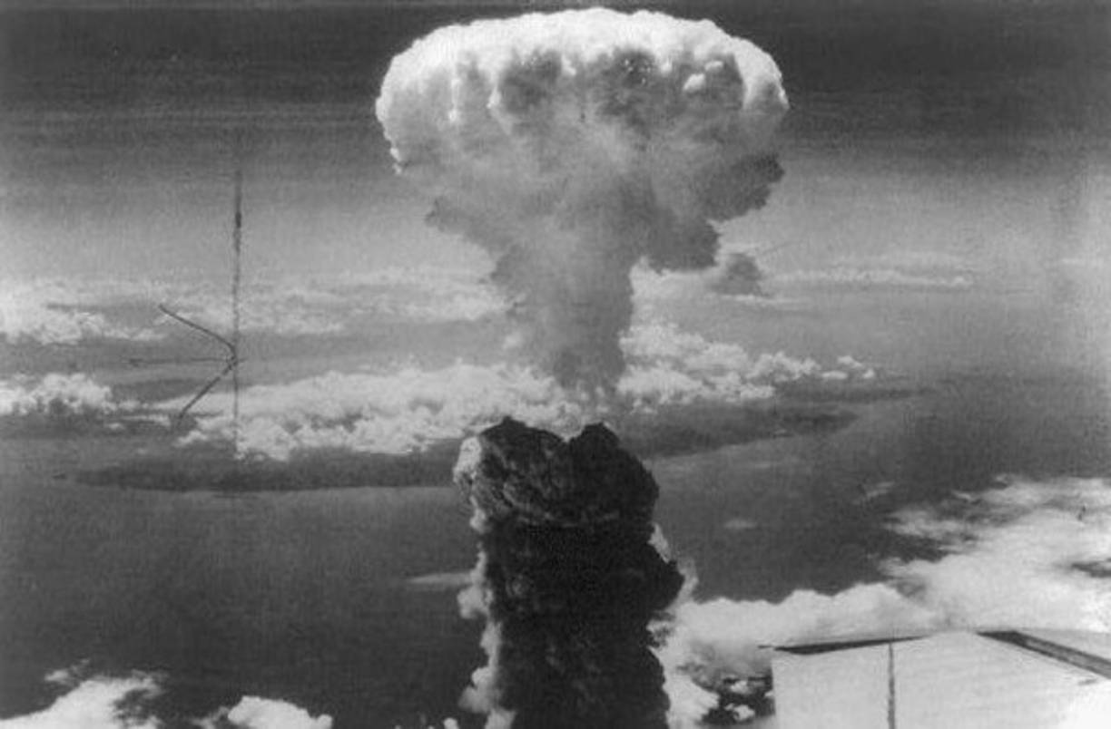 Las bombas atómicas de Hiroshima y Nagasaki: 'Cerca de las puertas y dentro de dos ciudades, habrá dos azotes como nunca vio nada igual, hambre, dentro de la peste, por el hierro fuera arrojados, pedir socorro al gran Dios inmortal'.