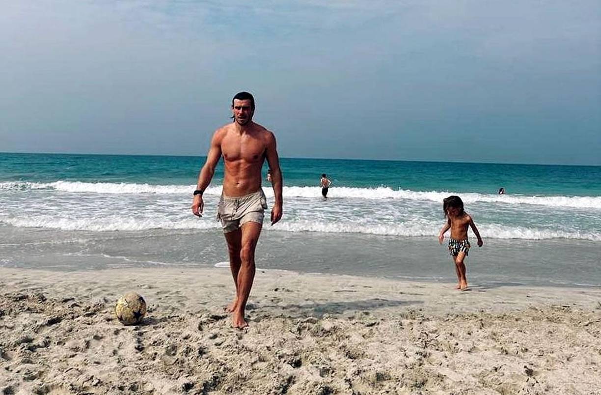 Pese a ya no estar en el fútbol, Gareth Bale no pierde su físico y luce espectacular cuerpazo.
