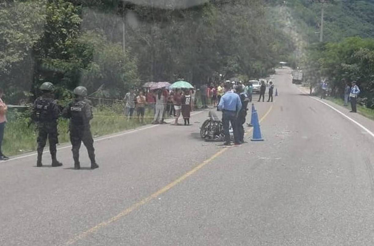 La motocicleta en la que se conducían los jóvenes se incendió tras el impacto. La policía no ha informado sobre la investigación del accidente, por lo que se desconoce, hasta ahora, cuáles fueron las causas precisas. La unidad de transporte transportaba migrantes hacia la frontera Agua Caliente en Ocotepeque. 