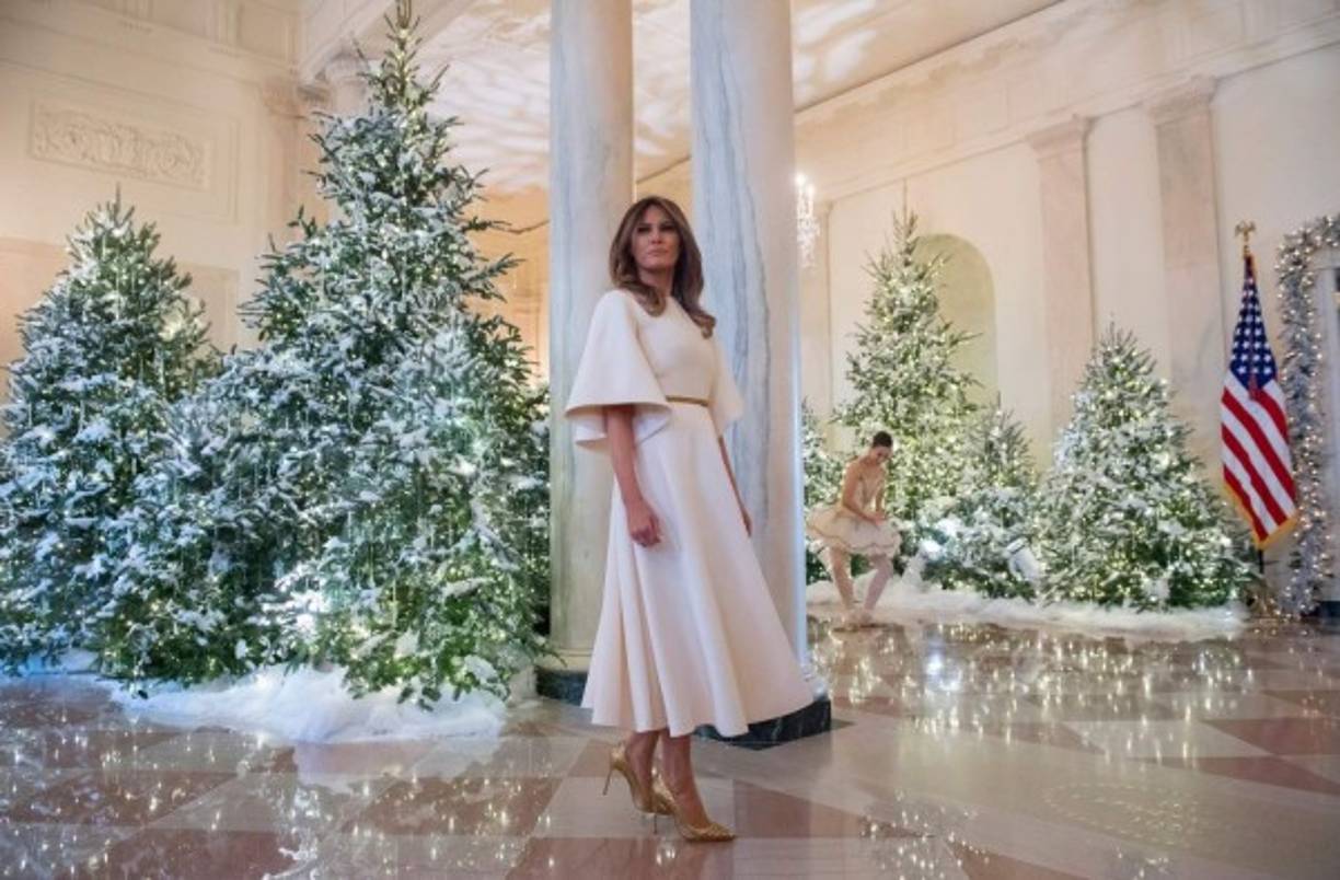 Melania Trump, la primera dama estadounidense, inauguró este lunes la espectacular decoración de la Casa Blanca, la primera desde que ella y su esposo, el presidente Donald Trump, se mudaron a la residencia presidencial el pasado enero.