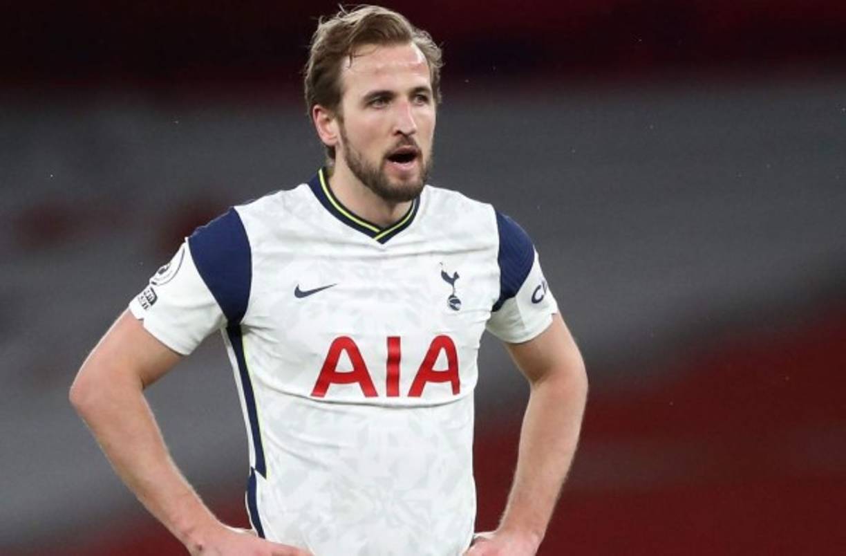 Según informó el periodista italiano Fabrizio Romano, el Manchester City no se rendirá hasta fichar a Harry Kane. Mantiene la oferta de 150 millones de euros y está dispuesto a agregar jugadores a la operación. El delantero inglés volvió este viernes a los entrenamientos con el Tottenham y todo parece indicar que será titular en el debut en la Premier League ante el mismo conjunto SkyBlue.