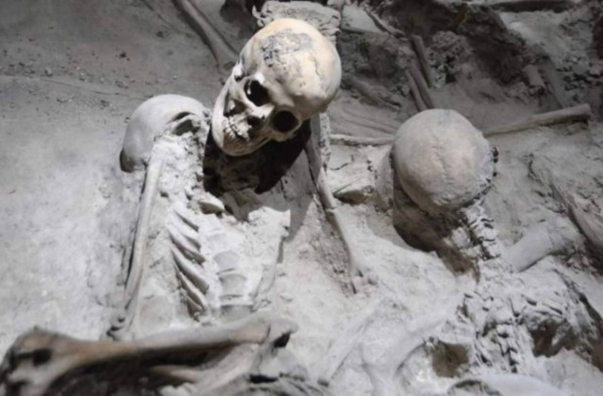 Herculano y el Vesubio. Cuando pensamos en el Vesubio automáticamente pensamos en Pompeya, quizás por haber sido una de las ciudades más importantes y estar ahora enterrada debajo de la ceniza. Sin embargo, Herculano fue una ciudad pequeña, mucho más cercana al Vesubio y con consecuencias peores. Se dice que incluso algunos cráneos explotaron debido al calor concentrado y el magma cayendo en la ciudad. Estar allí durante la erupción seguro fue un infierno, con todos los elementos del Inframundo.