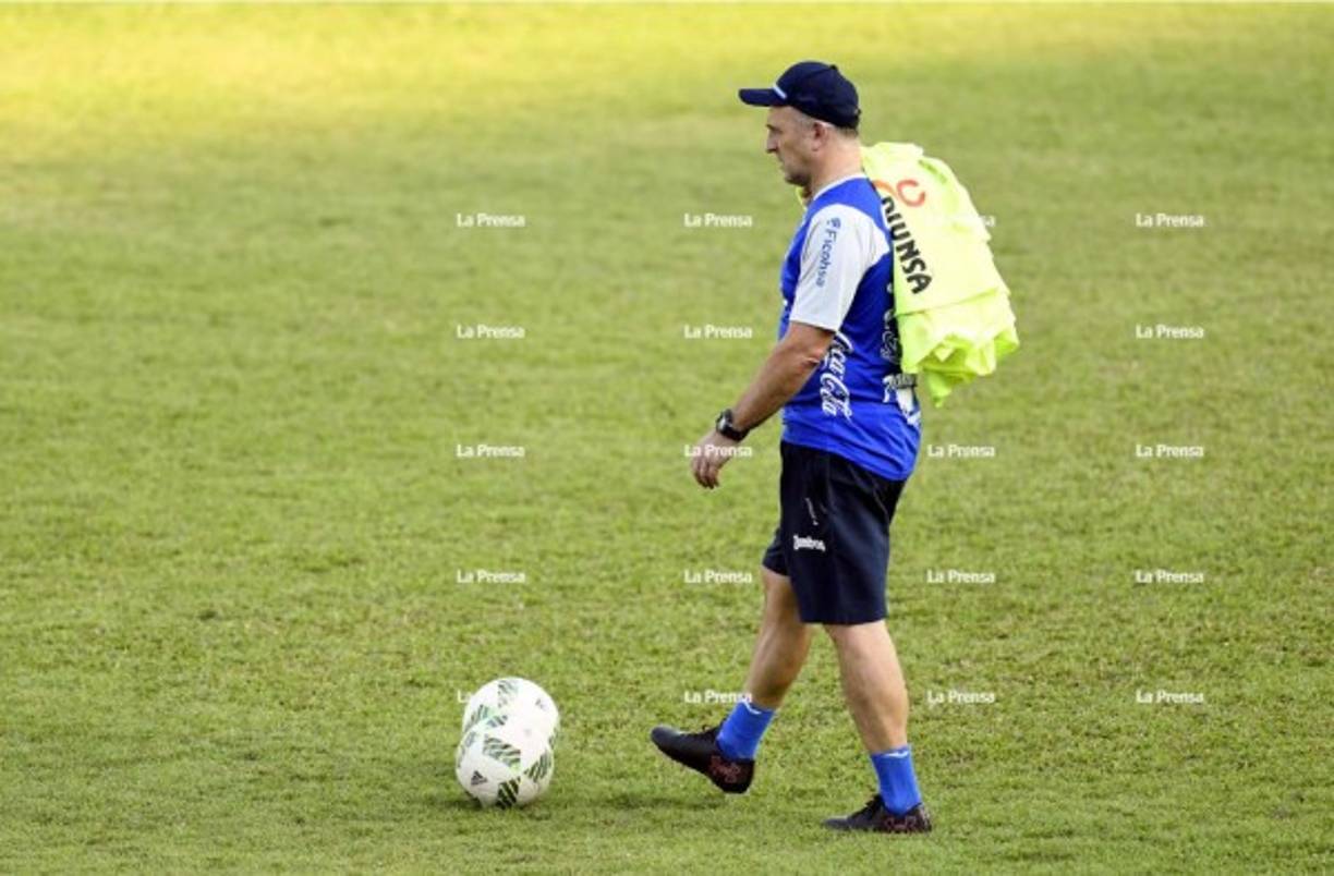 Mientras el preparador físico Urrutia realiza el calentamiento, Fabián Coito espera con un puñado de chalecos verdes. Observa cuidadosamente el trabajo.