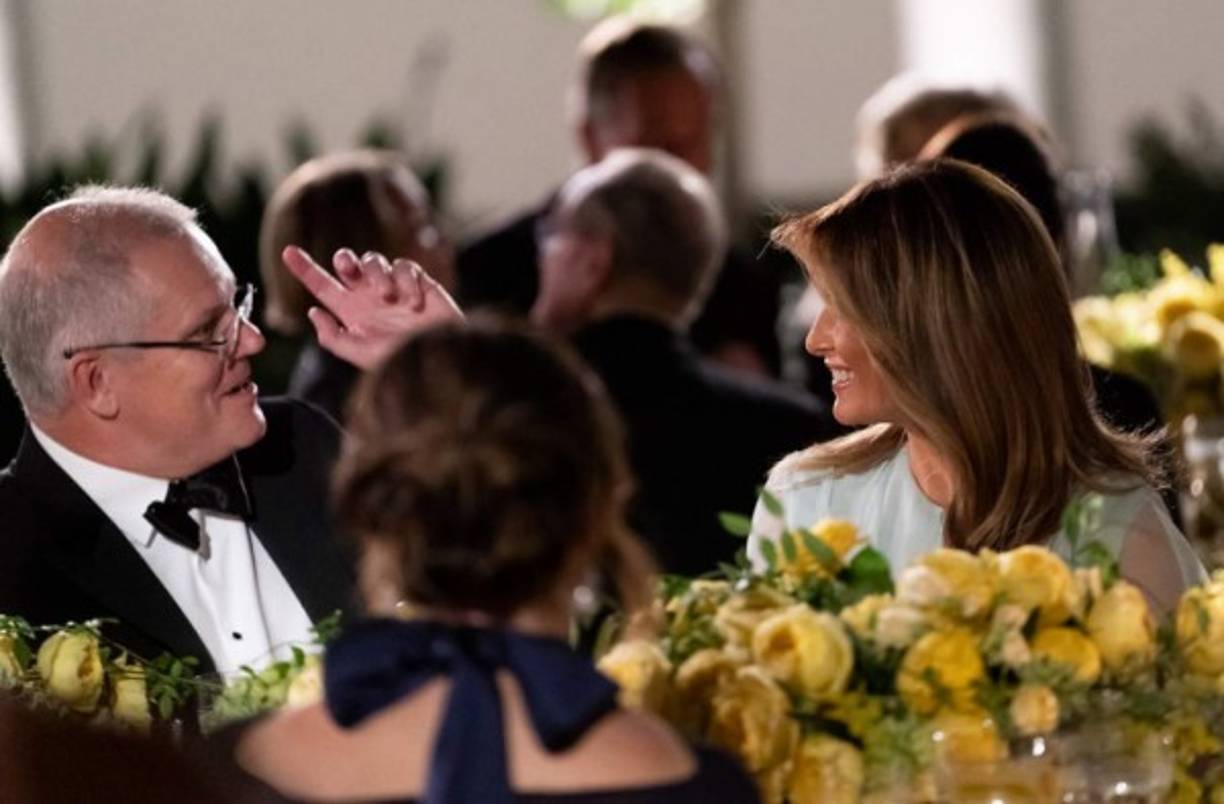 En el menú, raviolis de tupinamba con crema Reggiano y verduras salteadas, de segundo lenguado acompañado de perejil crujiente, flores de calabaza y calabacín, mousseline de hinojo y rouille de ajo, mientras que de postre se sirvió tarta de manzana con helado de calvados, todo maridado con vinos y espumosos estadounidenses.