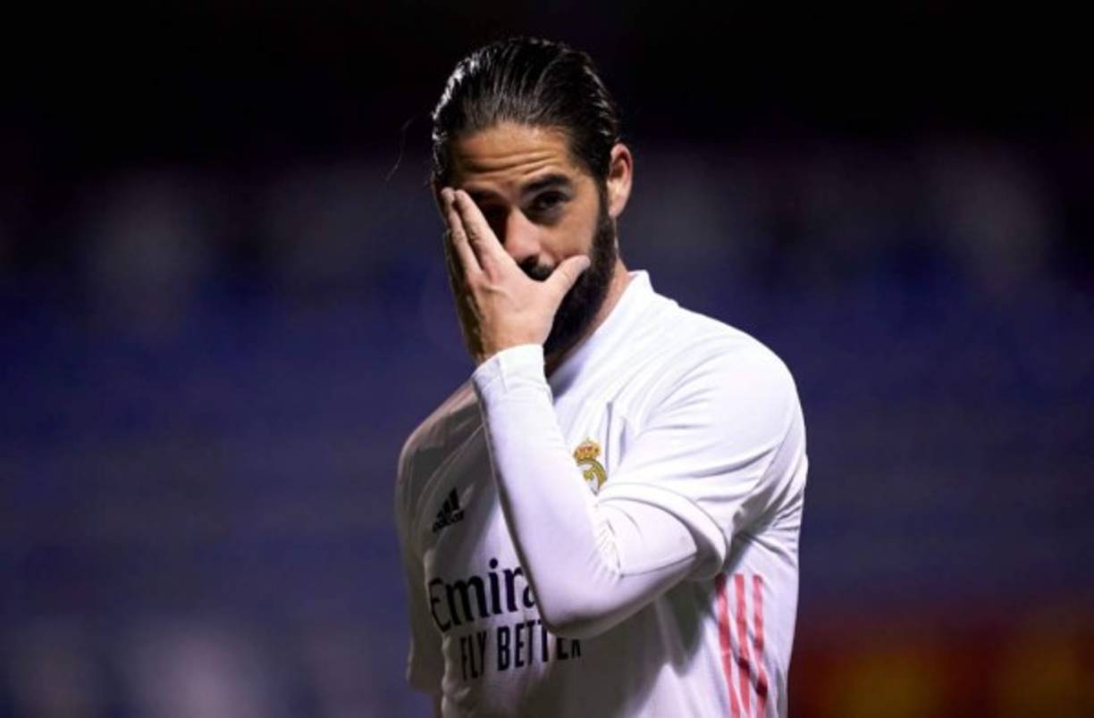 Isco es uno de los jugadores que están en la puerta de salida del Real Madrid. El español de 29 años acaba contrato en junio de 2022 y el equipo blanco quiere desprenderse de él para ingresar algo de dinero. Los medios italianos explican que el AC Milan esperaran hasta el último momento del mercado de verano para buscar una rebaja en el precio.