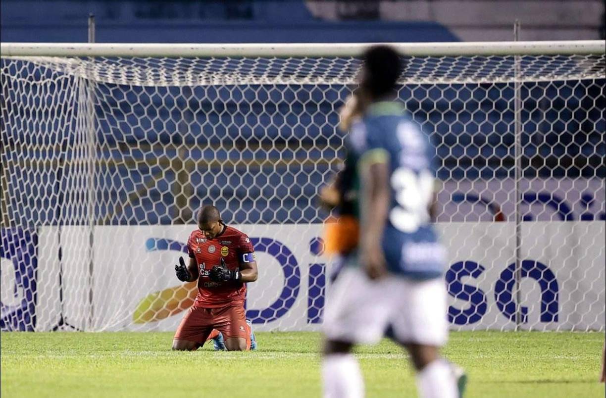 ‘Buba‘ López, de rodillas al final del partido que perdió el Real España ante Marathón.
