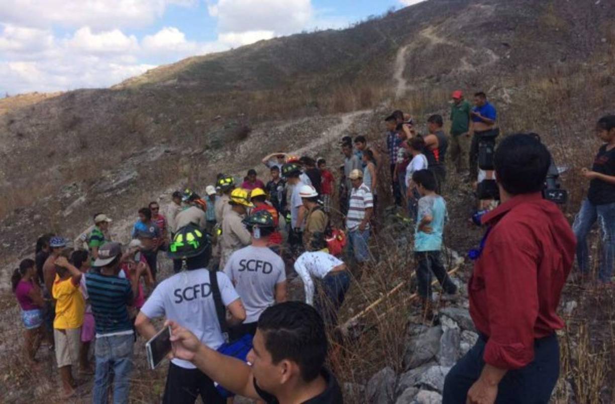Un hombre que estaba soterrado fue rescatado este miércoles en la colonia Julio César Pinto de Comayagua, en la zona central de Honduras. Elementos del Cuerpo de Bomberos rescataron a Israel Ventura Rodríguez (33).<br/>