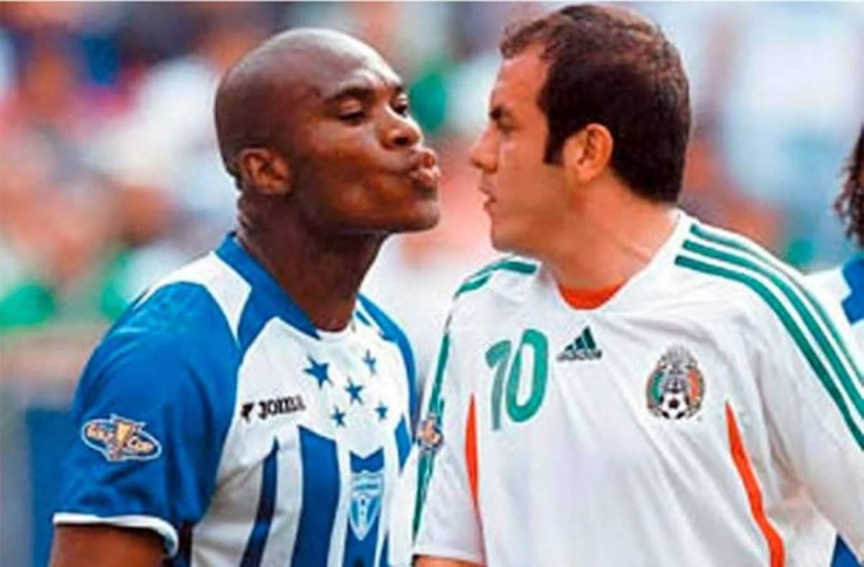 Muchos recuerdan esta imagen, el hondureño Samuel Caballero dando un besito a Cuauhtémoc Blanco.