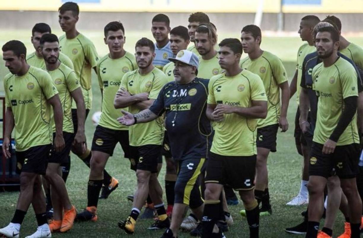 Diego Armando Maradona llegó para esta temporada a los Dorados de Sinaloa del Ascenso de México y está obteniendo grandes resultados. Hoy se revela que el astro argentino incentiva a sus jugadores de manera sorpresiva. Además el astro arriba a sus 58 años de edad este 30 de octubre.