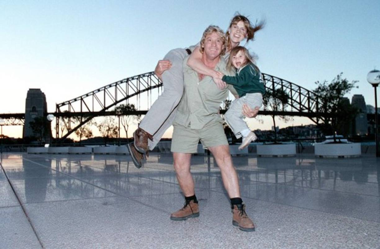 Steve Irwin fue apodado 'El cazador de cocodrilos', era australiano y experto en la fauna de vida silvestre. Consiguió fama mundial gracias a la serie de television 'El Cazador de Cocodrilos', protagonizado por él y su esposa Terri.
