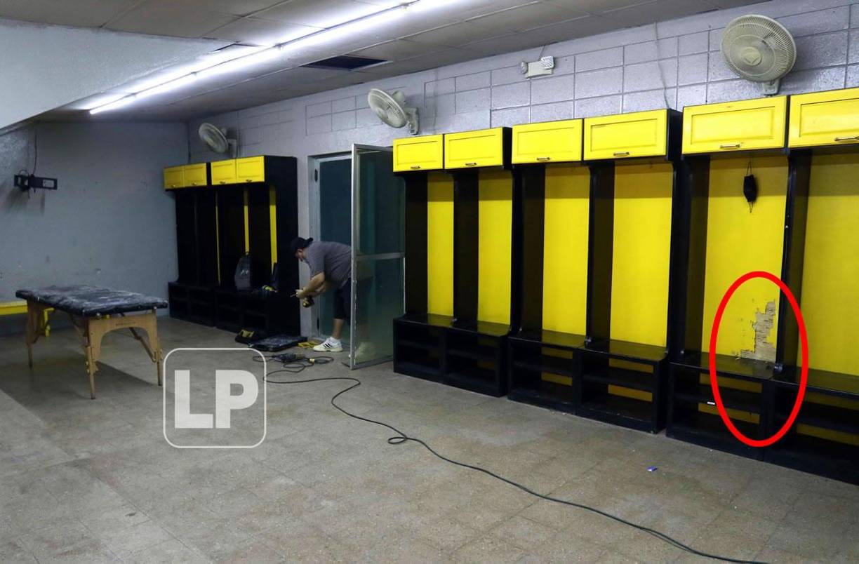 Así luce el camerino del Real España en el Morazán. Lo están reparando.