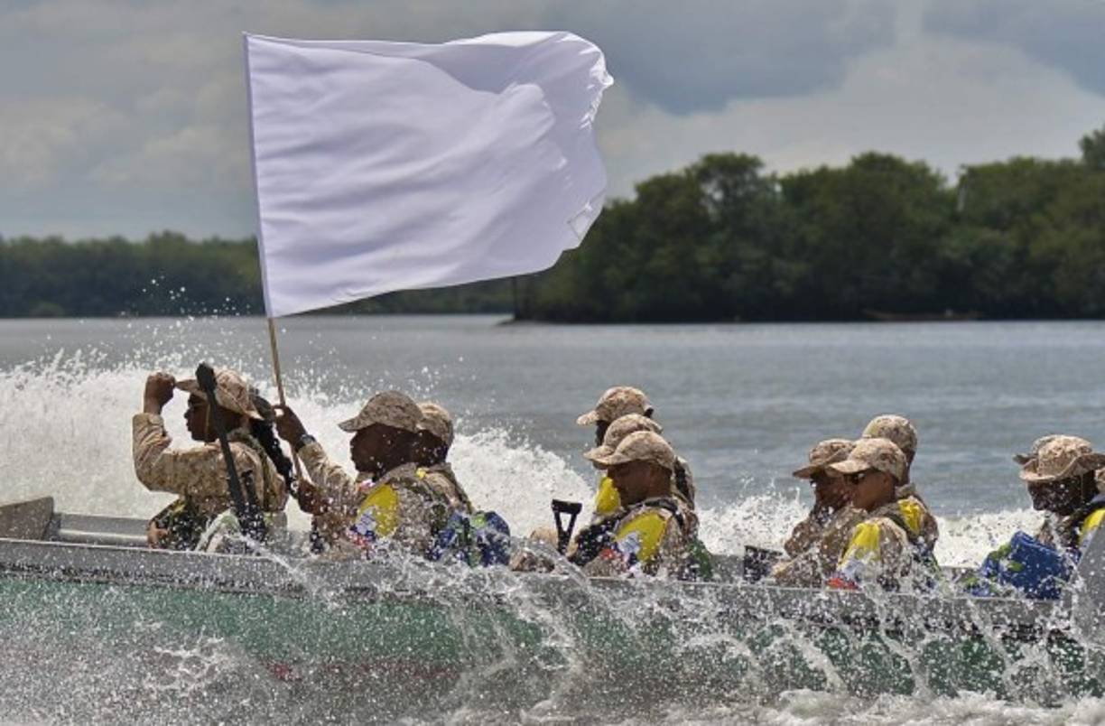 Y en Colombia, guerrilleros de las FARC desembarcaron en el puerto de Buenaventura con una bandera blanca, símbolo de la paz, al iniciar el desarme del grupo armado.