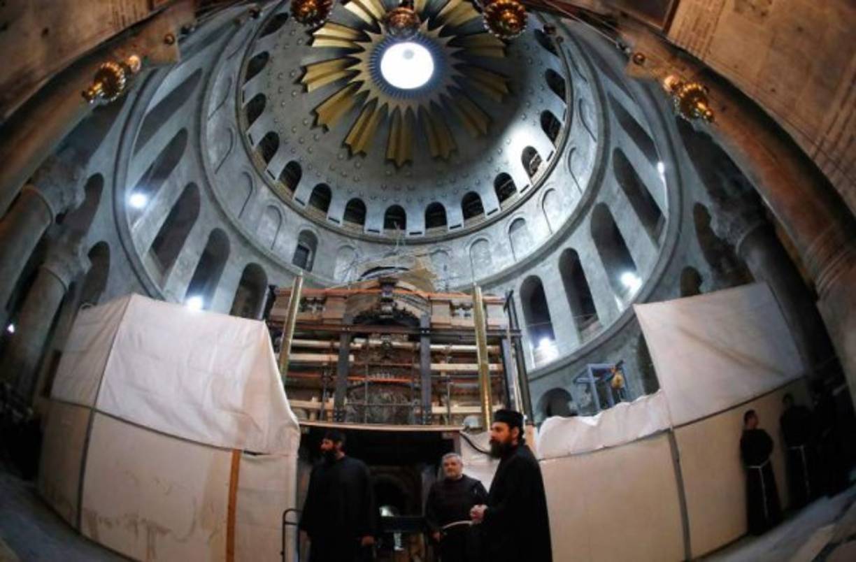 Científicos de diferentes partes del mundo abrieron, por primera vez en siglos, la tumba de Jesucristo, según informó la National Geographic Society. La tumba está en la Iglesia del Santo Sepulcro, ciudad vieja de Jerusalén, cubierta por una capa de mármol desde el año 1,555. El lugar más sagrado para el cristianismo está en proceso de restauración.
