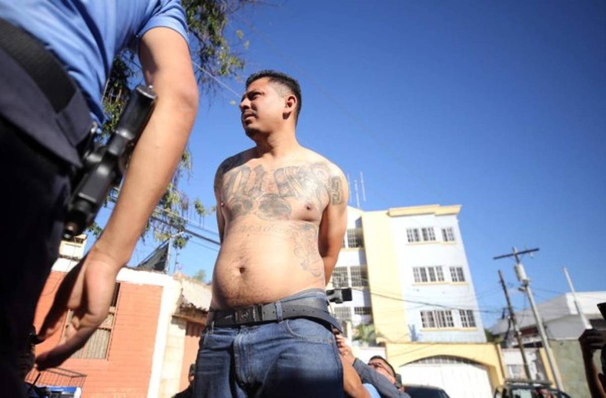 Honduras es uno de los países utilizados para el paso de la droga que llega de Suramérica con destino a EE.UU. e integra junto a Guatemala y El Salvador el llamado Triángulo Norte centroamericano, una de las zonas más violentas del mundo debido al aumento del narcotráfico y la presencia de aliados de los carteles mexicanos.