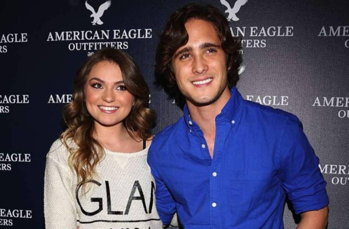 Medios mexicanos afirman que Sofía Castro y el actor Diego Boneta estrenaron romance. La pareja de intérpretes se encuentra de vacaciones en la paradisíaca isla griega de Myconos.