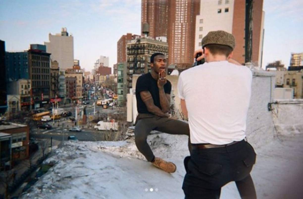 Brooklyn tiene una pasión por la fotografía y se mudó a Nueva York para estudiar.