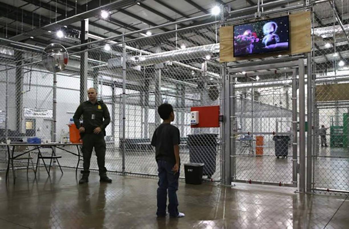 El plan incluye la construcción de grandes campamentos para alojar a los migrantes detenidos mientras esperan sus audiencias judiciales, una medida que podría generar críticas significativas por sus implicaciones humanitarias.