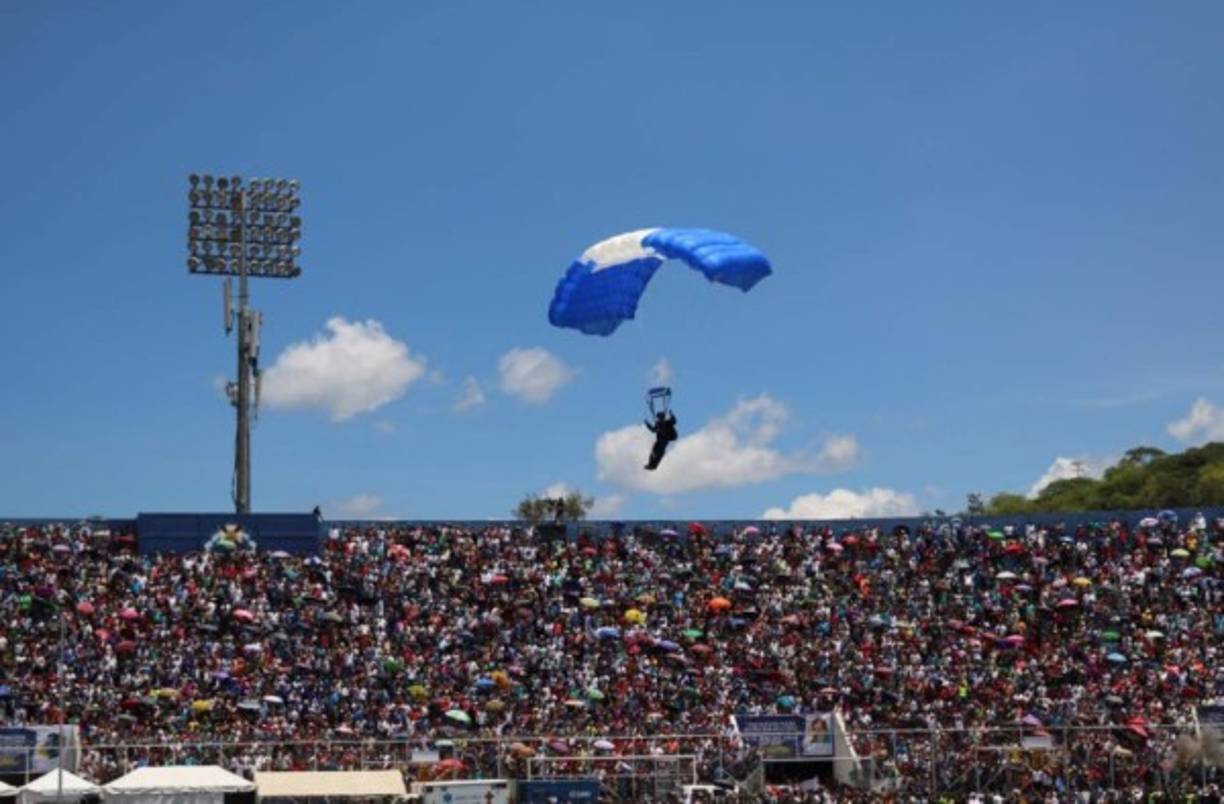 El descenso de paracaidistas en la cancha del estadio nacional de Tegucigalpa es una tradición anual durante la celebración del 15 de septiembre y siempre había sido efectuado por hombres.