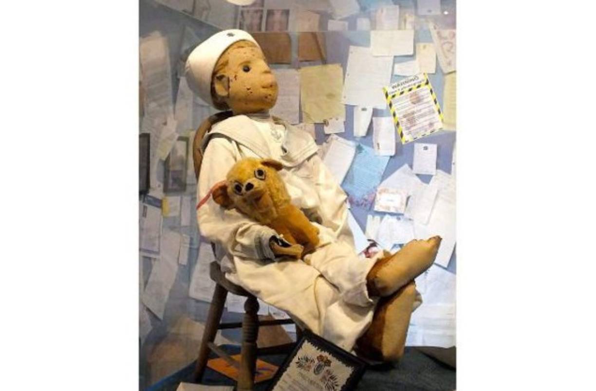 Chucky realmente existió. La película Child’s Play, donde un niño tiene un muñeco con un espíritu maligno dentro, está basada en una historia real. Robert es un muñeco de tamaño real que pertenecía al niño Gene Otto. Al parecer, un sirviente se enojó con la familia y puso un hechizo sobre el muñeco. El niño comenzó a hablar con él y para sorpresa de todos, recibía respuesta. Sin embargo, pocos creyeron en lo que Gene contaba sobre que el muñeco movía objetos. Luego de su muerte, Robert pasó de mano en mano y ahora está en un museo donde, según cuentan, suceden cosas extrañas.