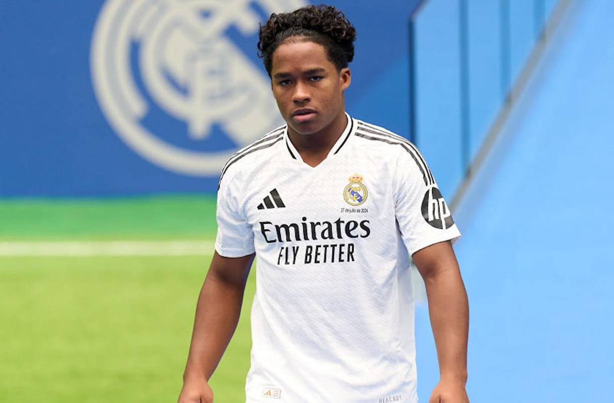Giro inesperado con Endrick en el Real Madrid. El joven delantero se ha perdido los dos primeros partidos oficiales de la temporada (Supercopa de Europa y empate ante Mallorca) y parece que alertó a su entorno. El diario AS publica que el brasileño valorará su situación en las próximas semanas y si Ancelotti lo mantiene en el banquillo, pedirá su salida mediante una cesión en enero.