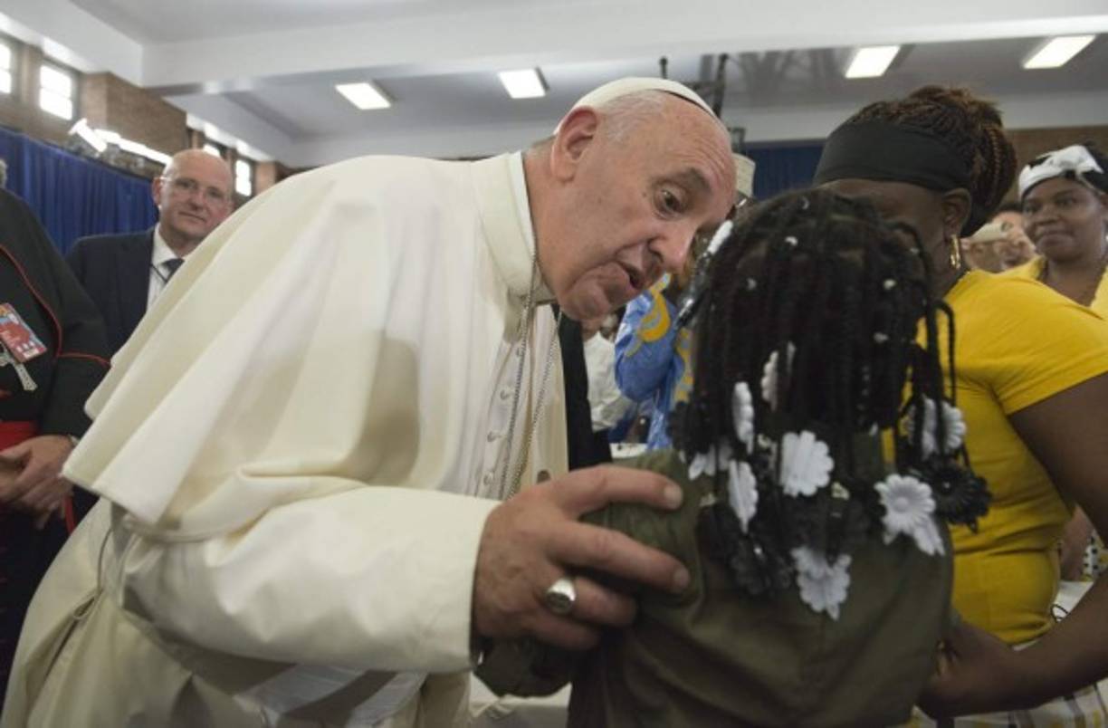 El papa Francisco saluda a Fernanda, una niña garífuna de cuatro años que asistió junto a sus padres a verlo en la escuela Reina de Los Ángeles en la comunidad de Harlem en Nueva York, Estados Unidos.<br/>