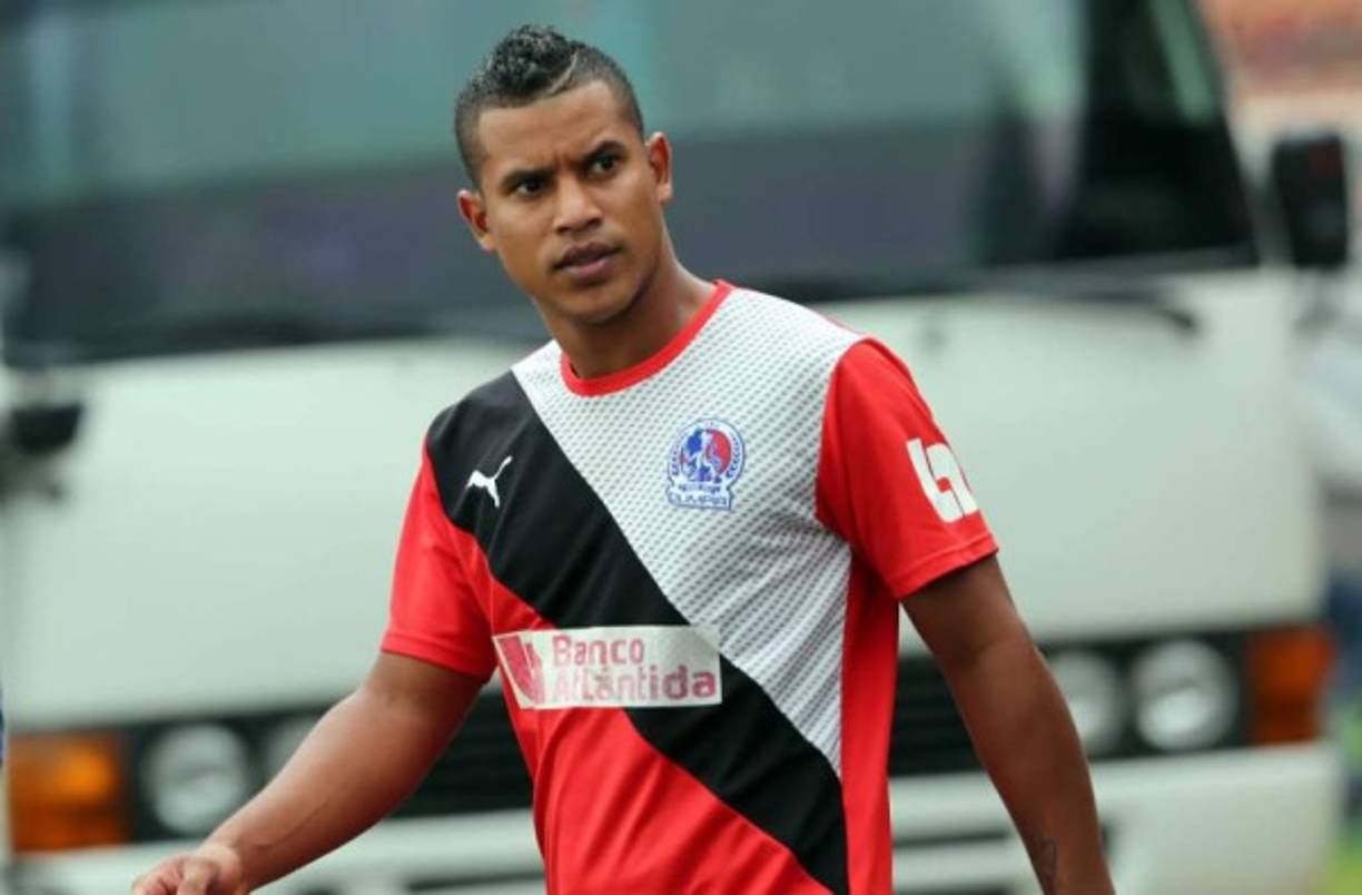 Óscar Salas: El mediocampista de 24 años de edad sorprendió este lunes al anunciar que no sigue en el Olimpia: 'Muchas gracias por el apoyo, siempre los llevaré en mi corazón. Bendiciones', dijo el volante anunciando de esta manera que se va del club.