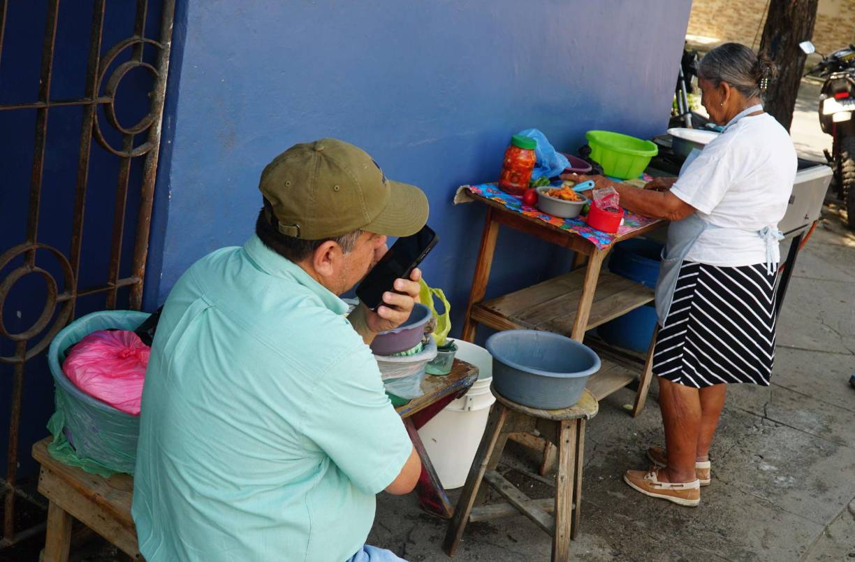 u esposo la apoyó en parte hasta que murió, hace unos seis años atrás. Con el esfuerzo de su trabajo sacó adelante a sus tres hijos y hoy trabaja impulsada por su disciplina y para costearse parte de sus gastos.