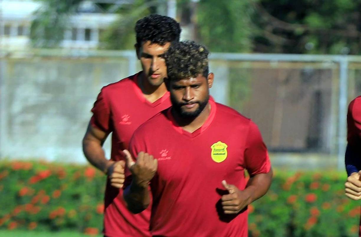 El lateral izquierdo Arnaldo Urbina también busca firmar contraro con el Real España, donde se encuentra entrenando. El catracho ya fue dirigido por Julio ‘Palomo’ Rodríguez en el Honduras Progreso.