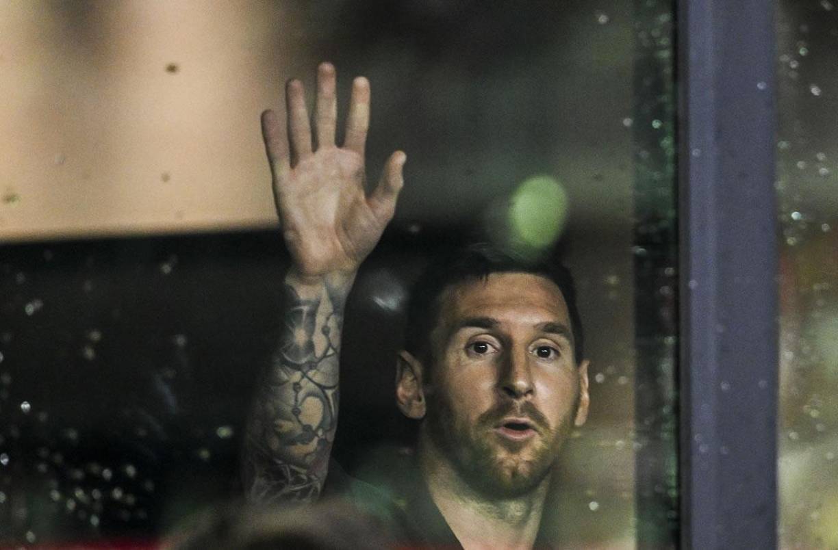 Leo Messi saludando a los aficionados del Inter Miami en el DRV PNK Stadium.