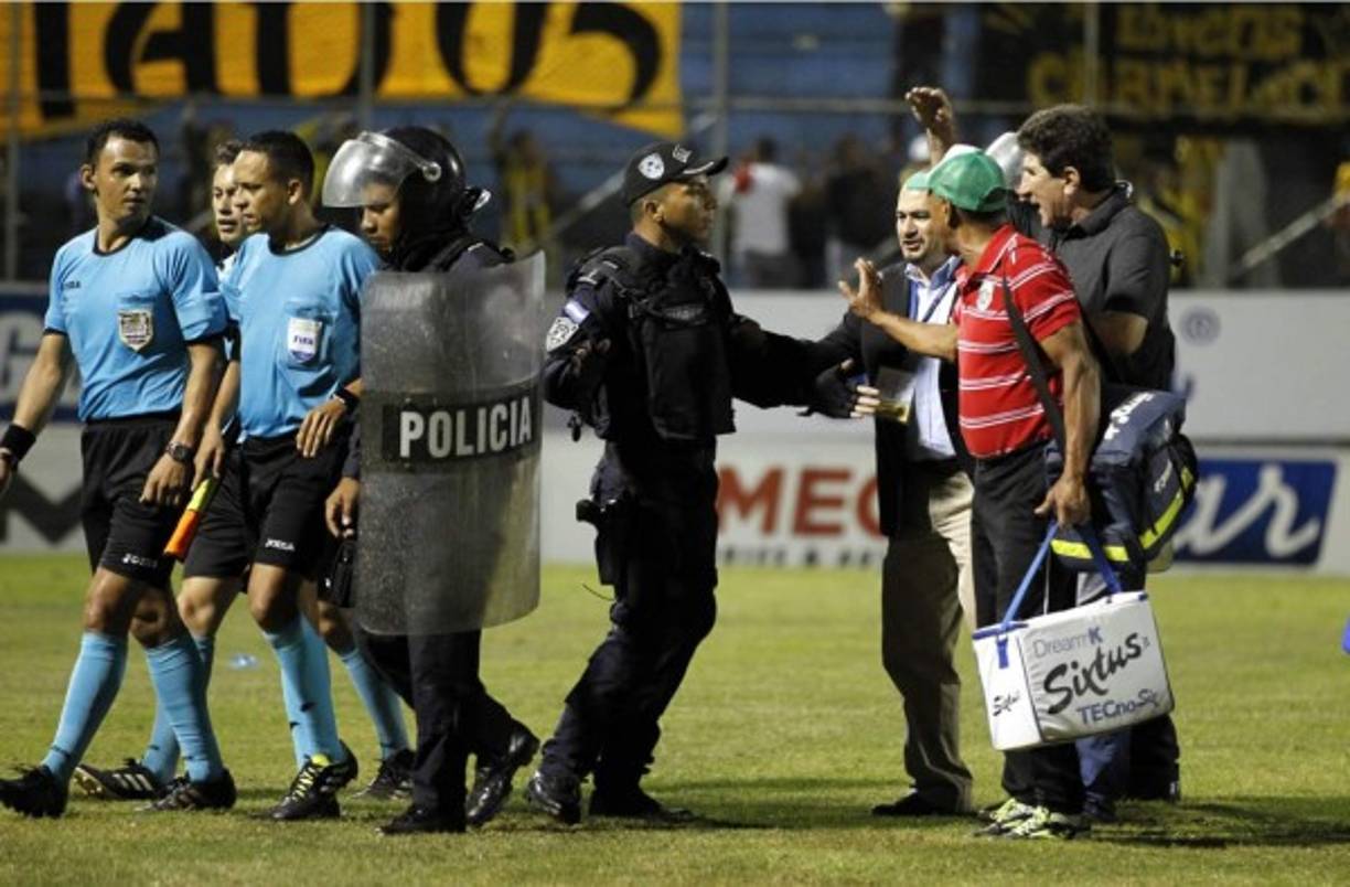 Héctor Vargas dio un empujó al policía cuando éste intentaba calmarlo y apartarlo de la cuarteta arbitral.
