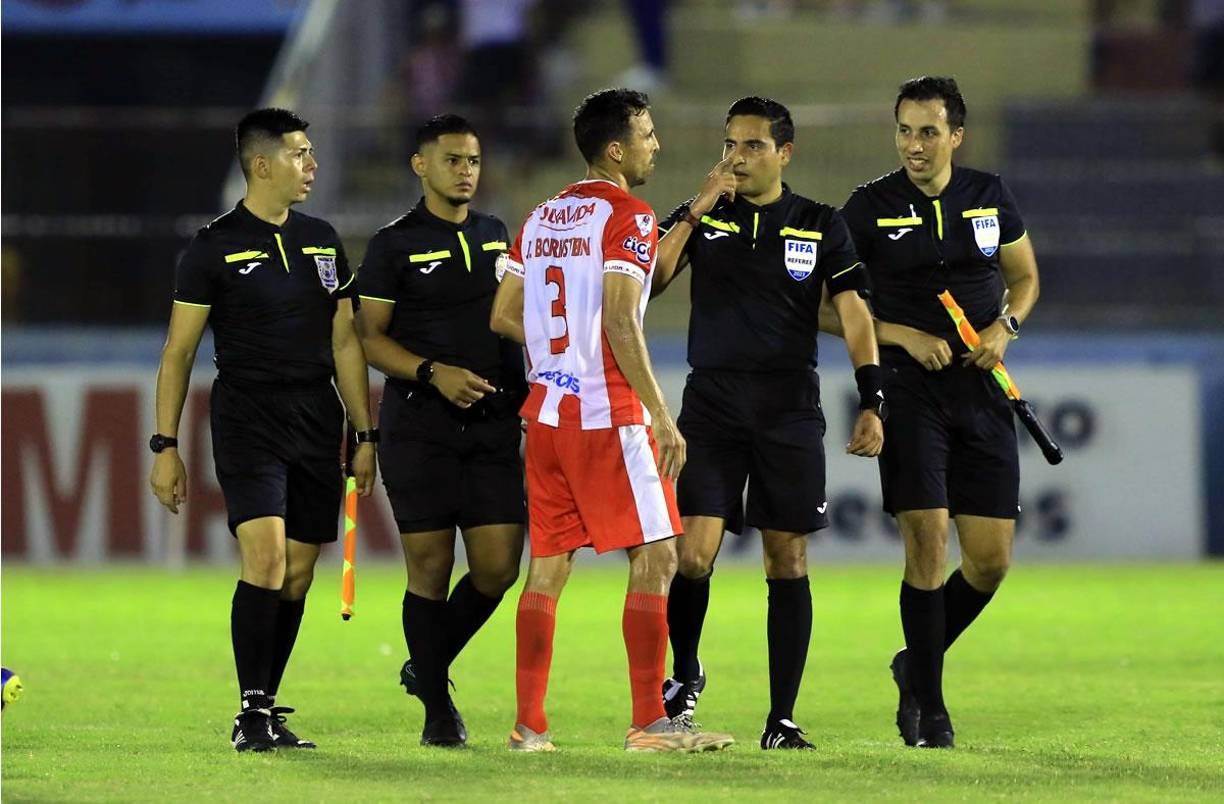 El estadounidense Jonathan Bornstein le reclamó a los árbitros al final del partido.
