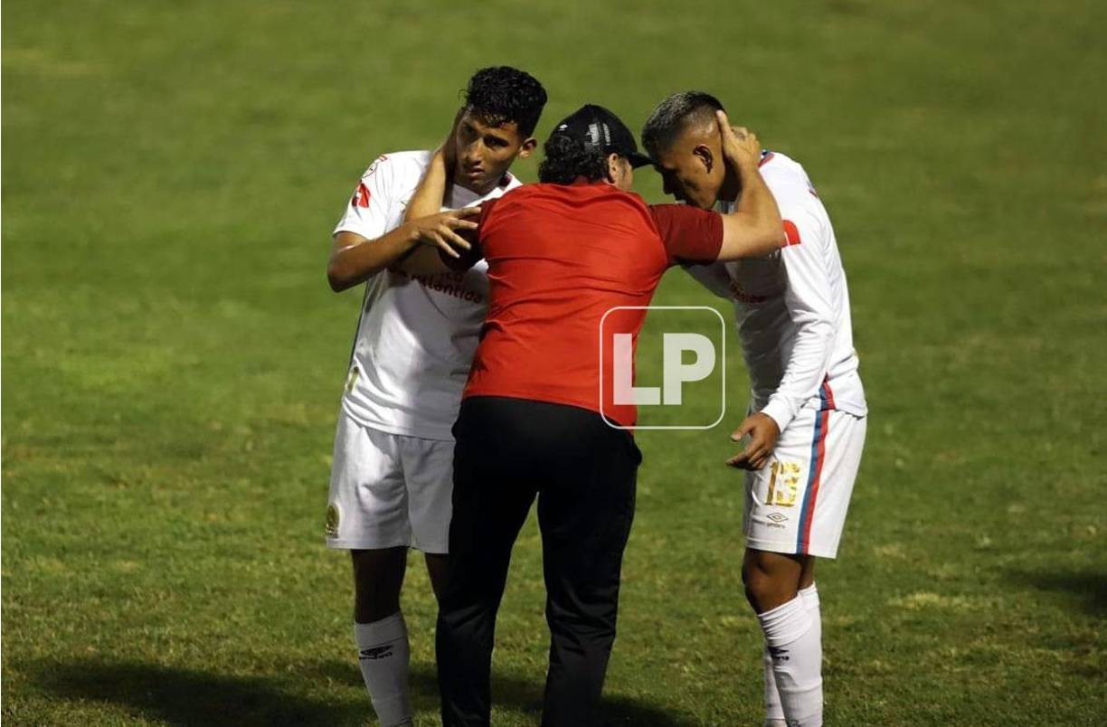 Pedro Troglio consoló a Brayan Moya tras fallar el penal.
