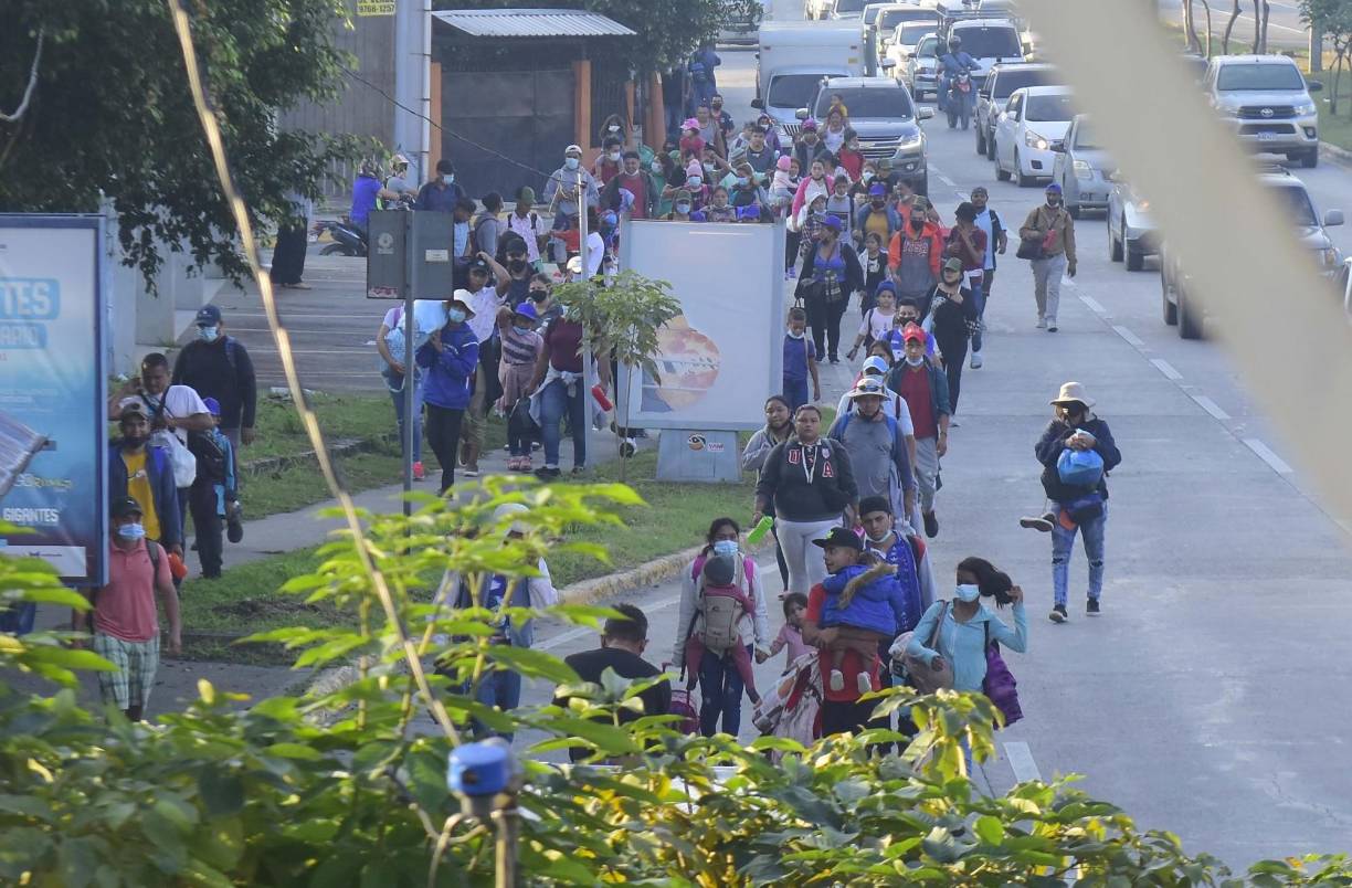Confundidos, los inmigrantes hondureños y nicaragüenses, por la falta de un guía que les orientara para salir ordenados en la caravana, el primer grupo salió a pie entre las 03.30 y 04.00 horas locales (las 09.30 y 10.00 GMT), desde la Central Metropolitana, en cuyas aceras y áreas verdes durmieron anoche, con un cielo despejado, y con luna, como techo.