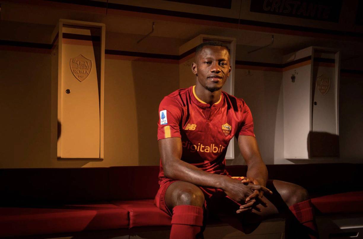 La Roma de José Mourinho anunció una nueva incorporación a la zona media de su plantel con el arribo de Mady Camara, volante guineano proveniente de Olympiacos, quien llega en calidad de cedido por una temporada y con opción de compra. Portará el dorsal ‘20’.