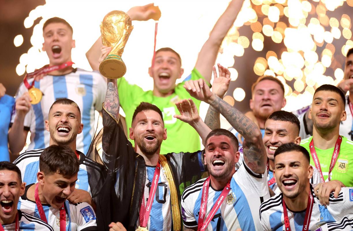 “Pero no ha ganado un Mundial”...la frase para evitar poner a Lionel <b>Messi</b> a la altura de Pelé y Diego Maradona dejó de tener vigencia este domingo en Catar, donde ‘La Pulga’ agrandó su leyenda al conquistar el trofeo que hacía falta en su vitrina atestada.