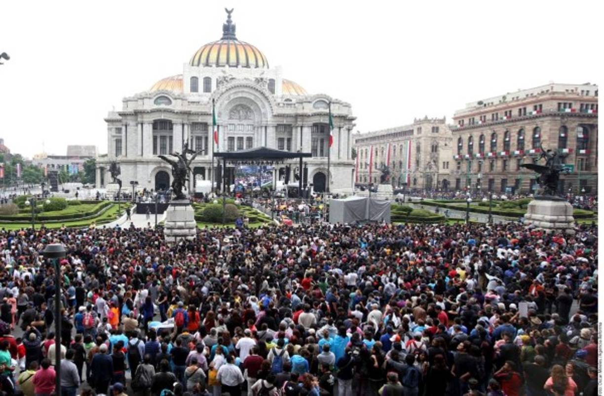 Una multitud espera despedirse de su ídolo a las afueras del Palacio de Bellas Artes en México.