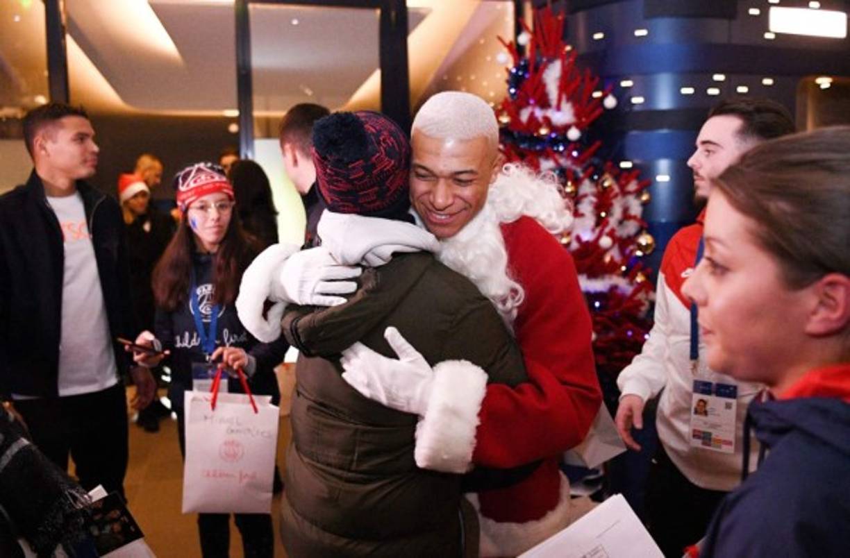 Kylian Mbappé se disfrazó de Santa en estas fiestas.
