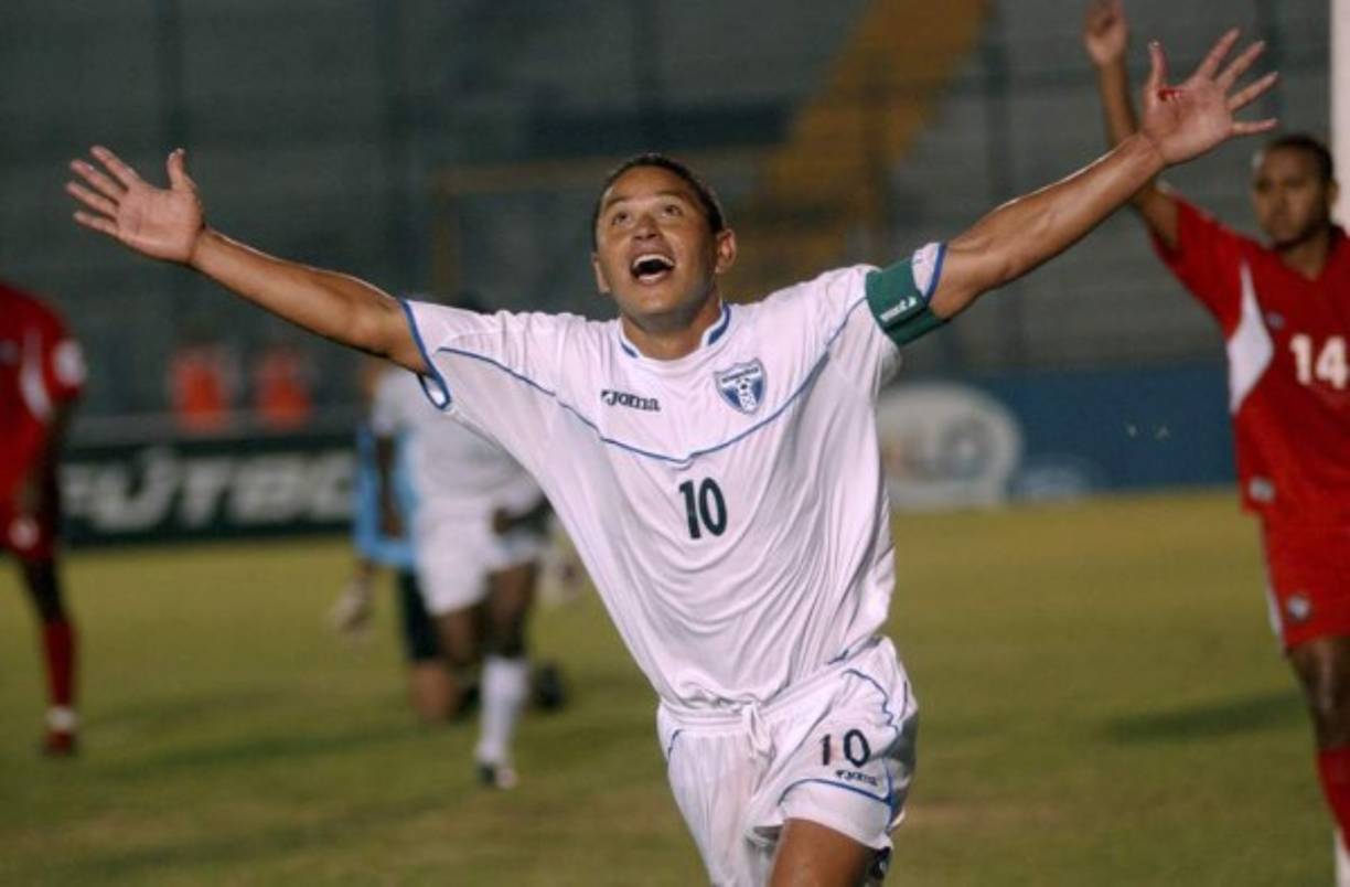 El goleador hondureño Wilmer Velásquez, grandes actuaciones con el Olimpia y con la Bicolor. Jugó en México, Brasil, Chile pero no se le dio la oportunidad de emigrar a Europa.